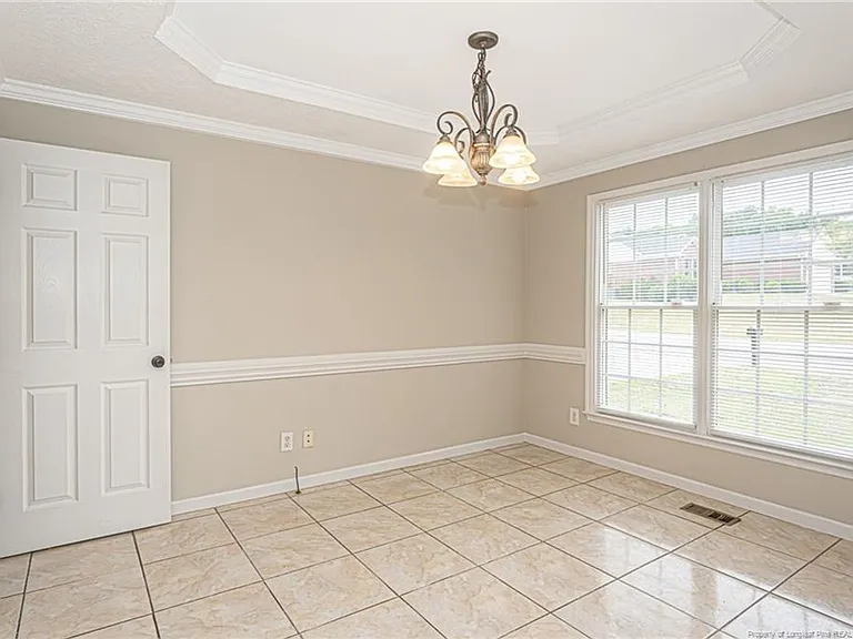 402 Roundtree Dr — Photo 7