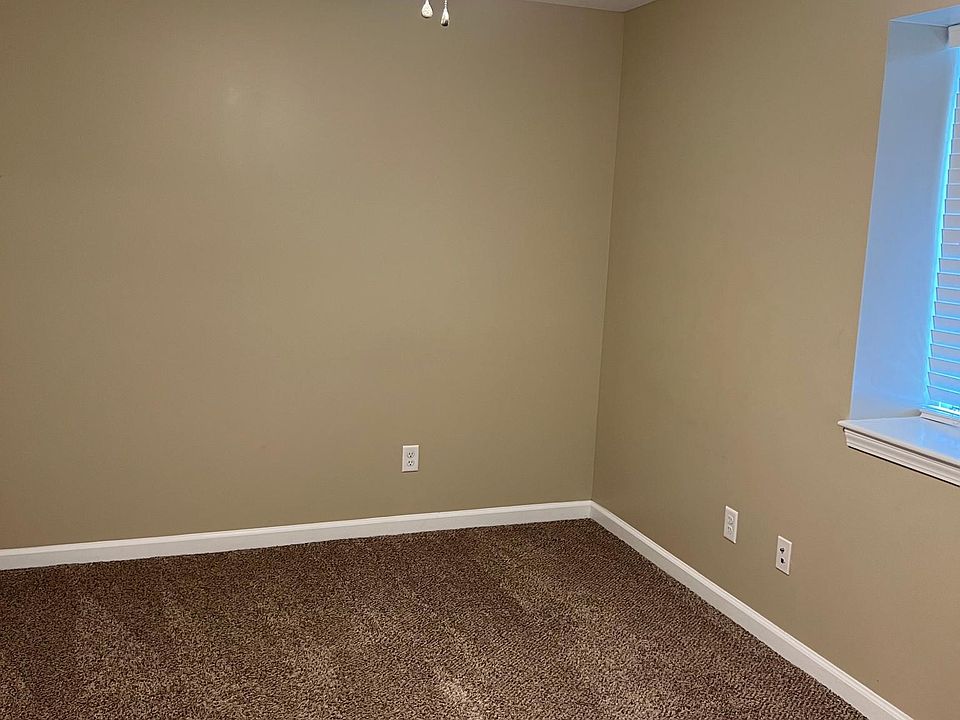 2nd image of 800 Locust Ave #5