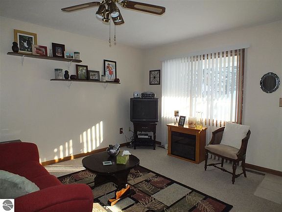 4th image of 19 Tibbets Lake Ln