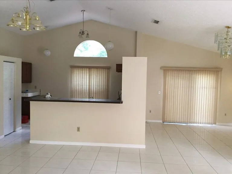 622 Laurel Way — Photo 2