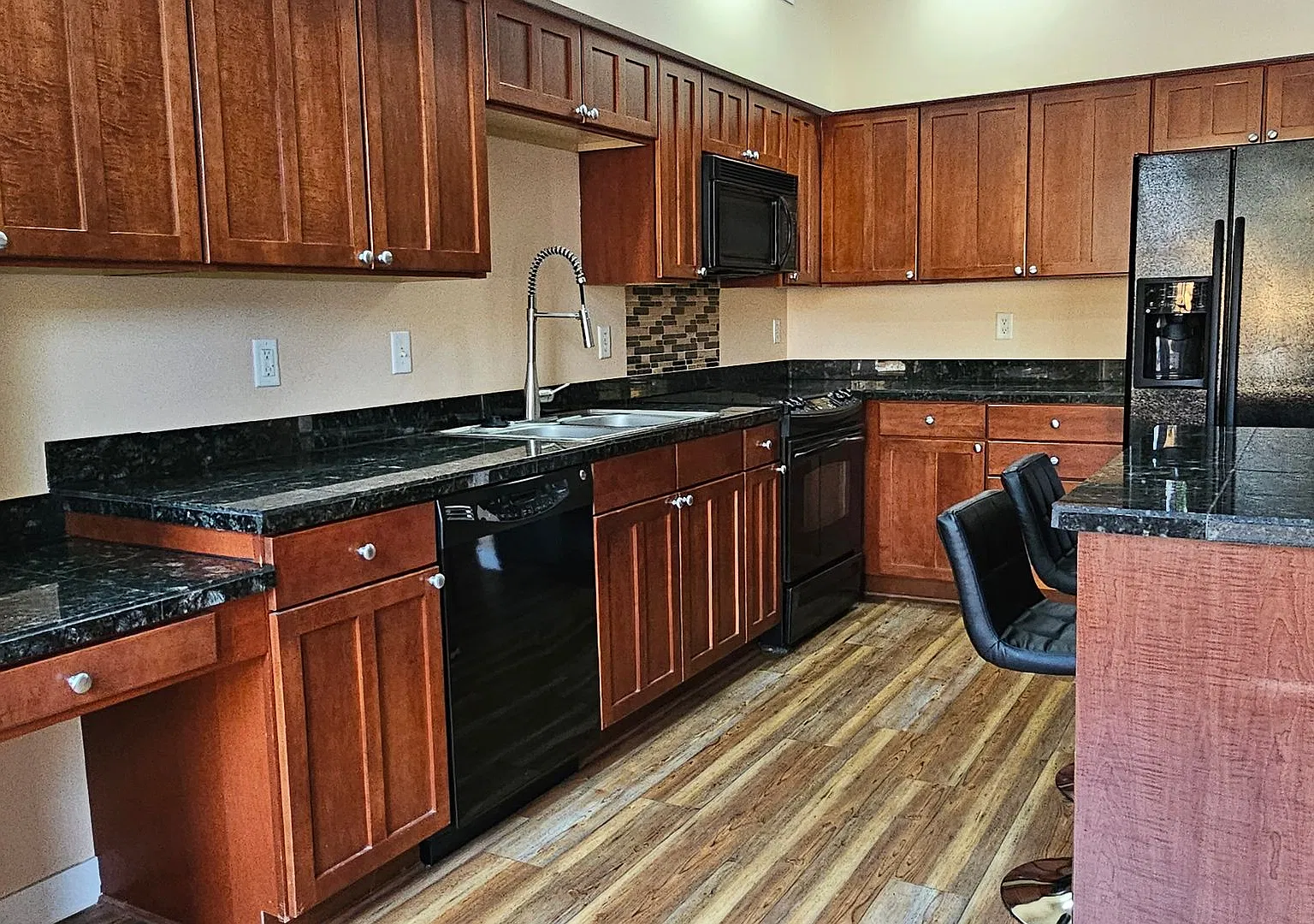 Main Floor Modern Louisville Condo with 2 Underground Parking Spaces — Photo 3