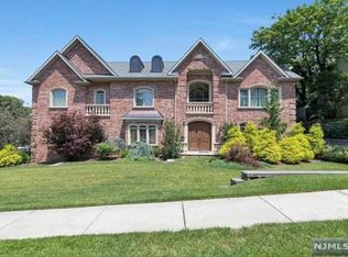 32 Alpine Dr, Closter, NJ 07624