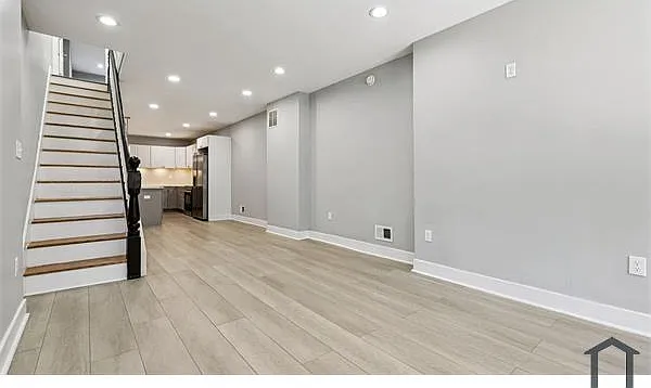 260 S Highland Ave — Photo 3
