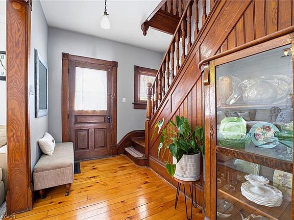 5th image of 19 Riverside Dr W