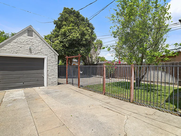 927 Taft Ave — Photo 10