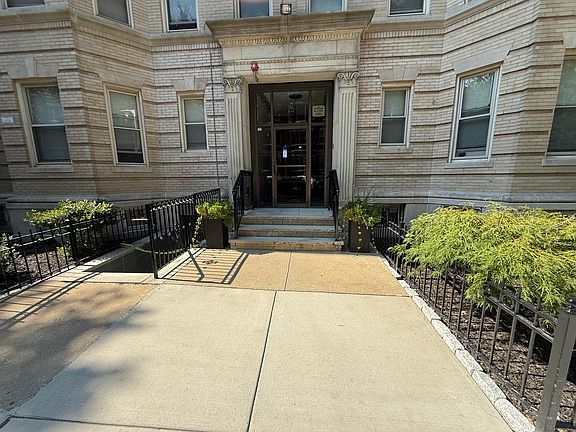 2nd image of 25 Queensberry St #320d3e993
