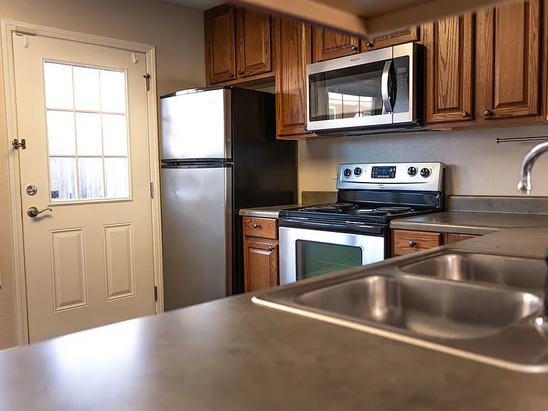 609 Bond St — Photo 13