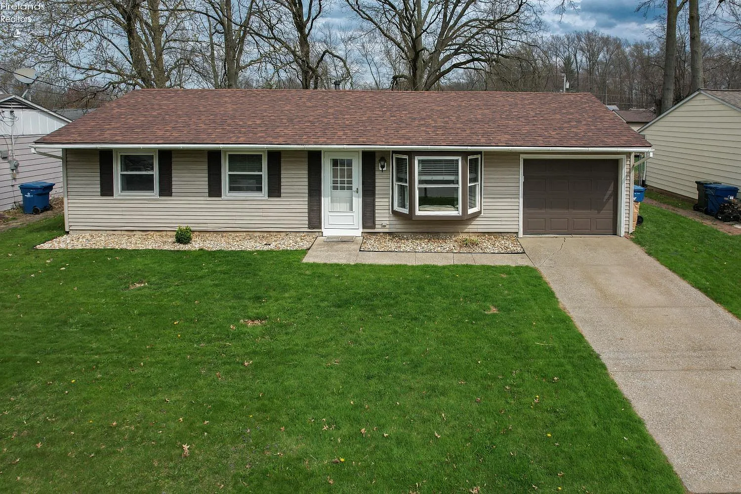 1371 Hollyview Dr photo 1