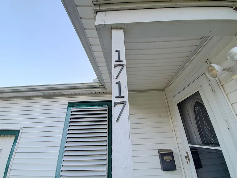 1717 Hawthorne St — Photo 2