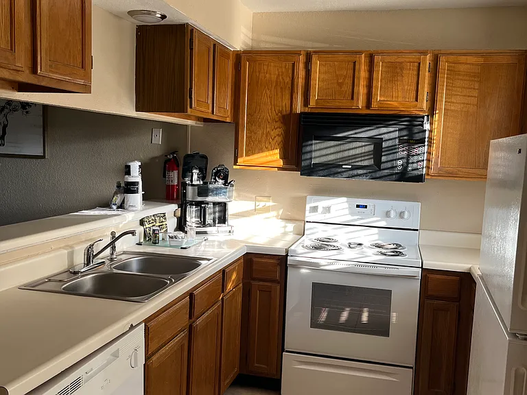 900 E Peachtree Ter — Photo 11