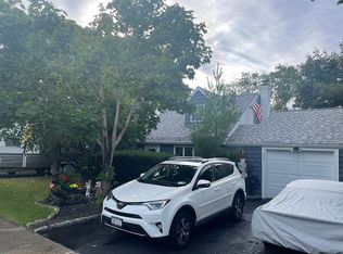 126 E Carmans Rd, Farmingdale, NY 11735