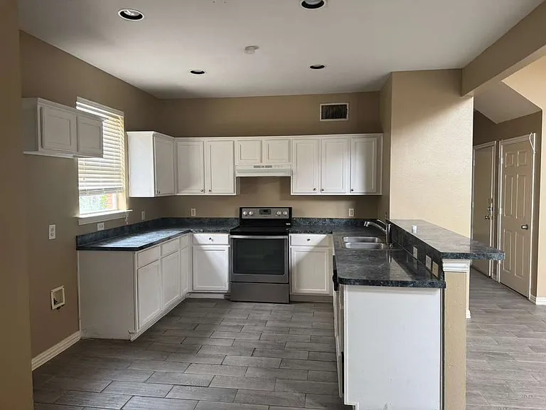 844 Brockden Dr — Photo 12