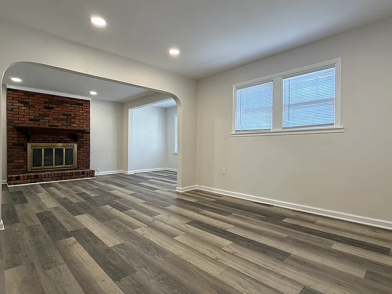1212 E 39th Pl — Photo 2