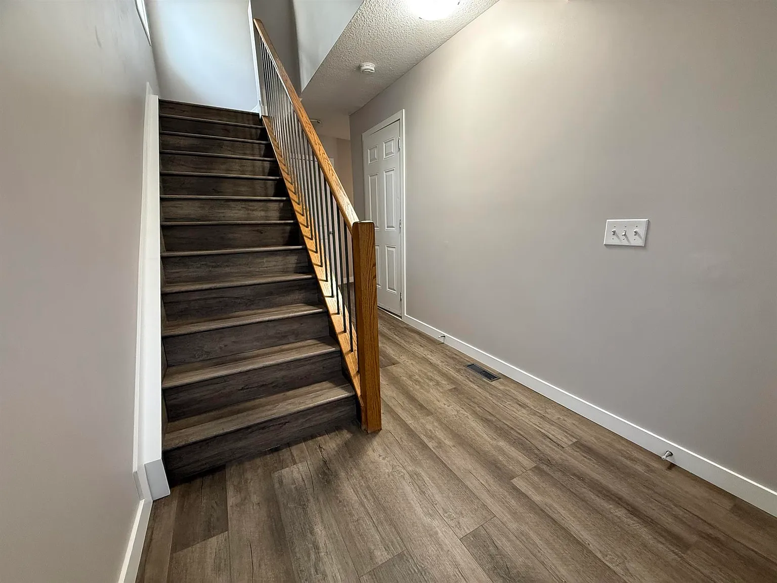 150 Edwards Drive Edmonton — Photo 3