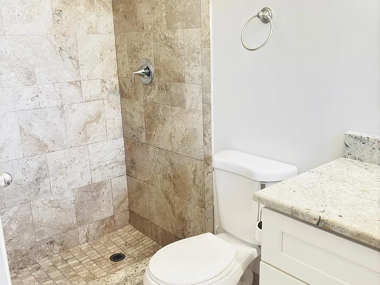 386 Bennington Ln — Photo 10