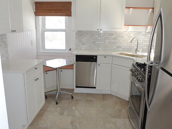 Kitchen (newly remodeled)