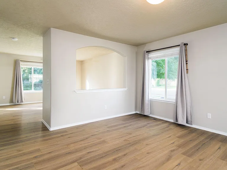 335 E Moskee St — Photo 4