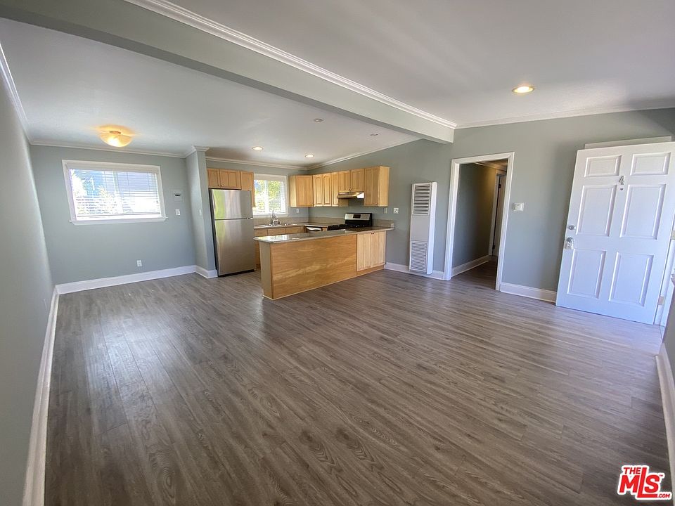 1st image of 627 Westminster Ave APT 4