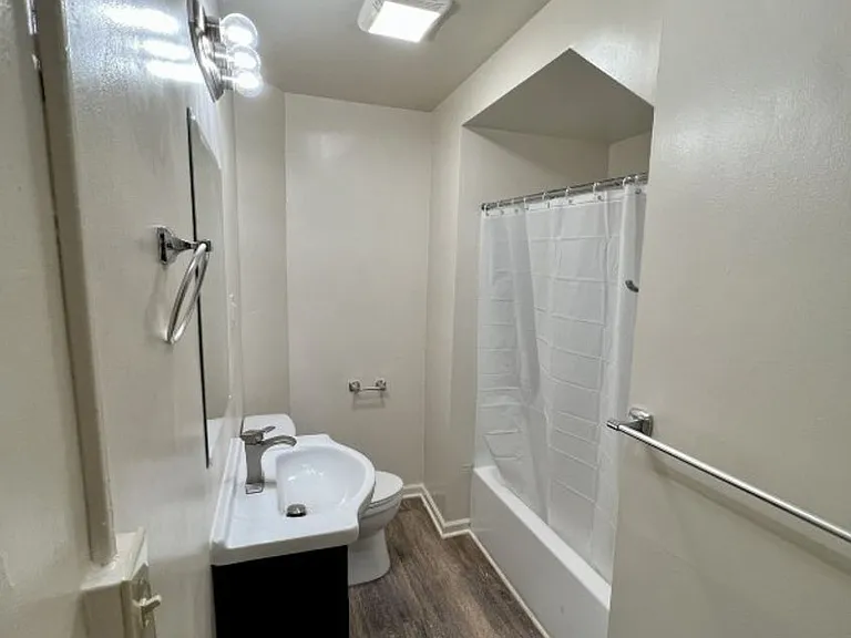 831 W Walnut St — Photo 6