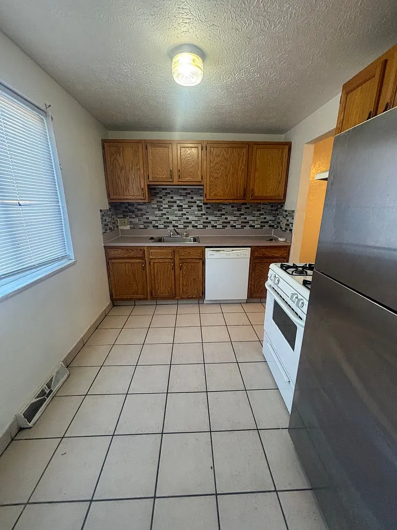 2bd/1.5b Townhome Cash Pay/Vouchers — Photo 3