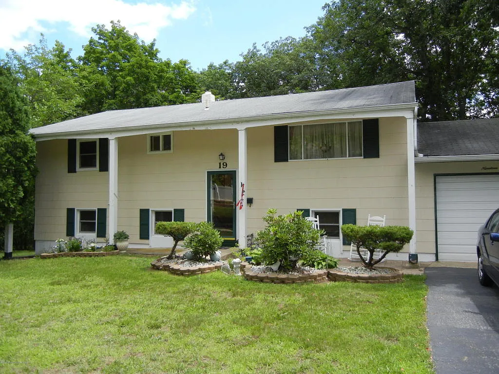 19 Newport Dr photo 1