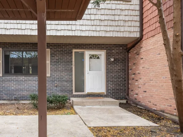 415 Arrow Trl, Wheeling, IL 60090