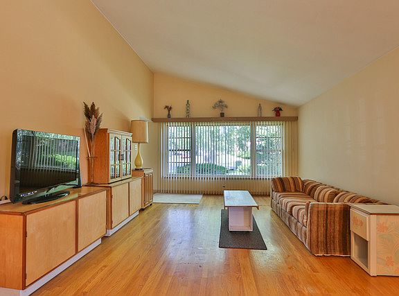 4th image of 14447 Dorchester Ave