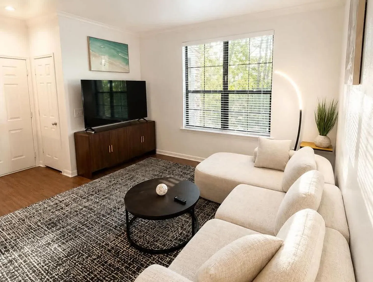 1 bed, 1.0 bath, 775 sqft, $3,325 — Photo 2
