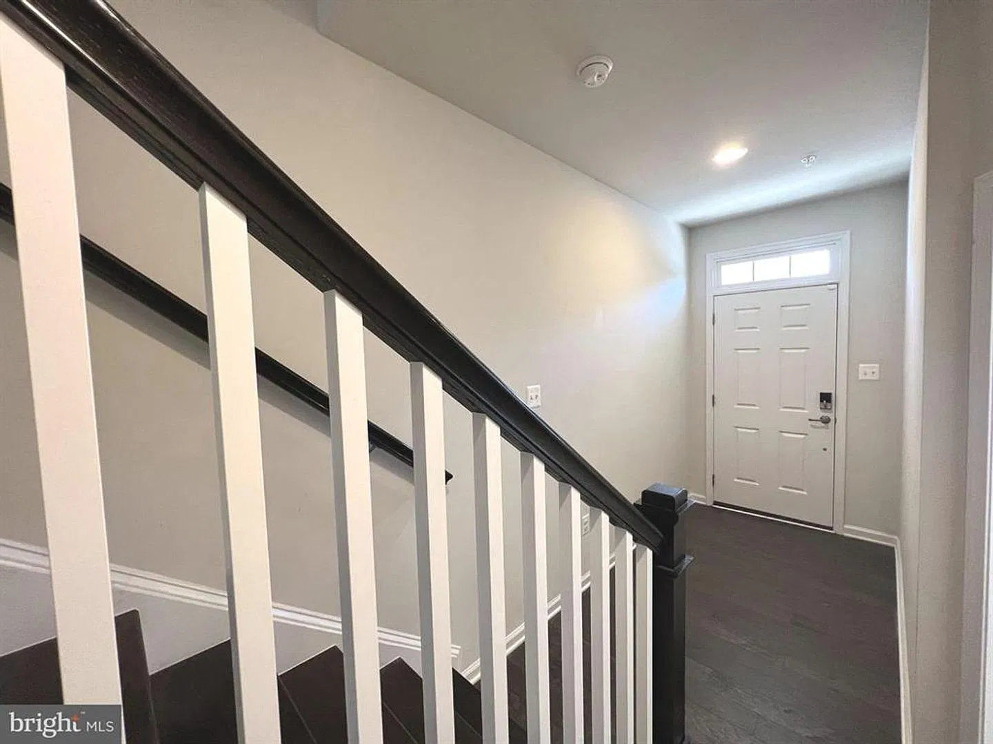 Bright and airy 3bd 3.5bth end of group garage townhome located in Shannon Glen community. — Photo 3