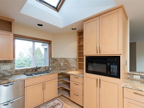 4th image of 3549 Eastlake Dr