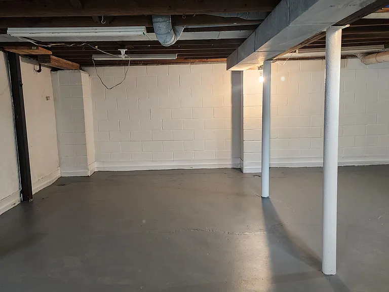 219 E Grand Blvd — Photo 14