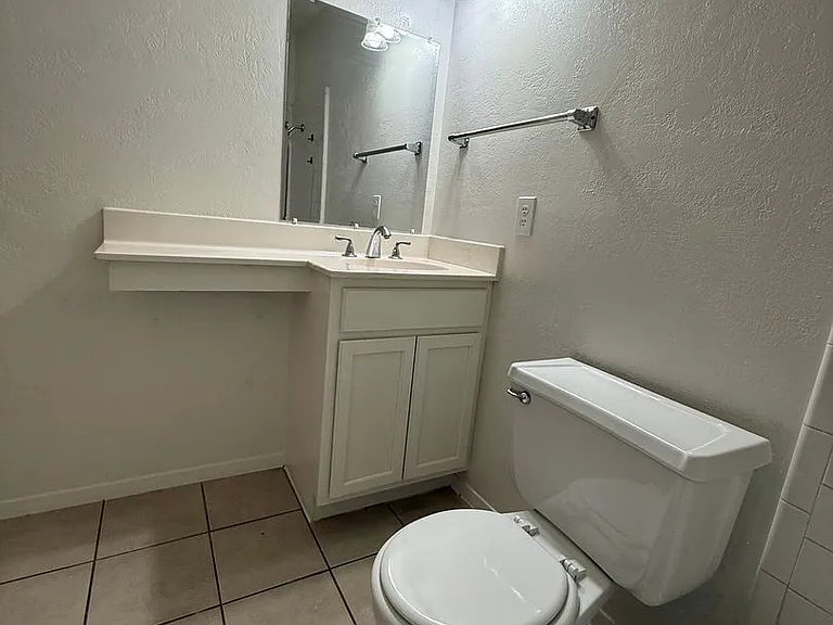 400 Johnson Dr — Photo 16