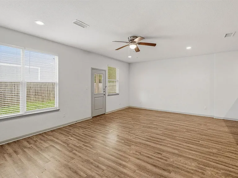 634 Magnolia Bnd — Photo 4
