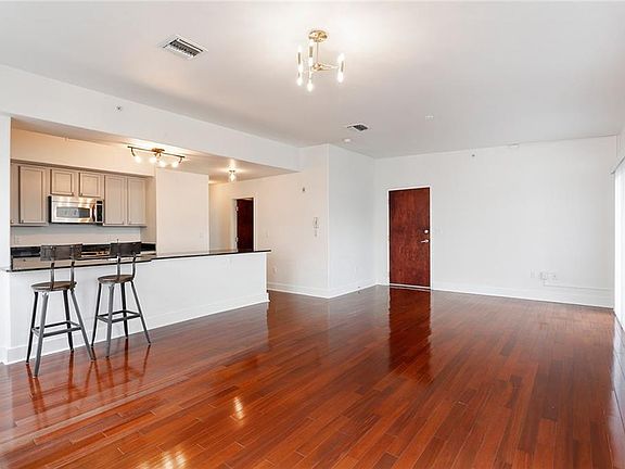 4th image of 1115 Prytania St Unit 304