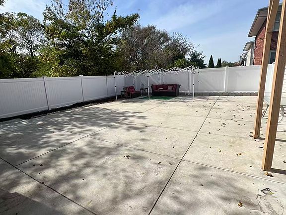 HUGE BACK SHARED YARD