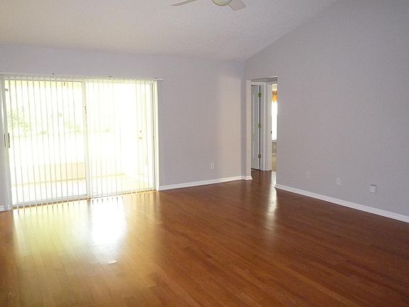 3rd image of 716 Autumn Glen Dr