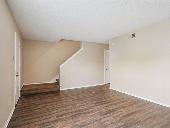 3rd image of 144 Pinewood Ct