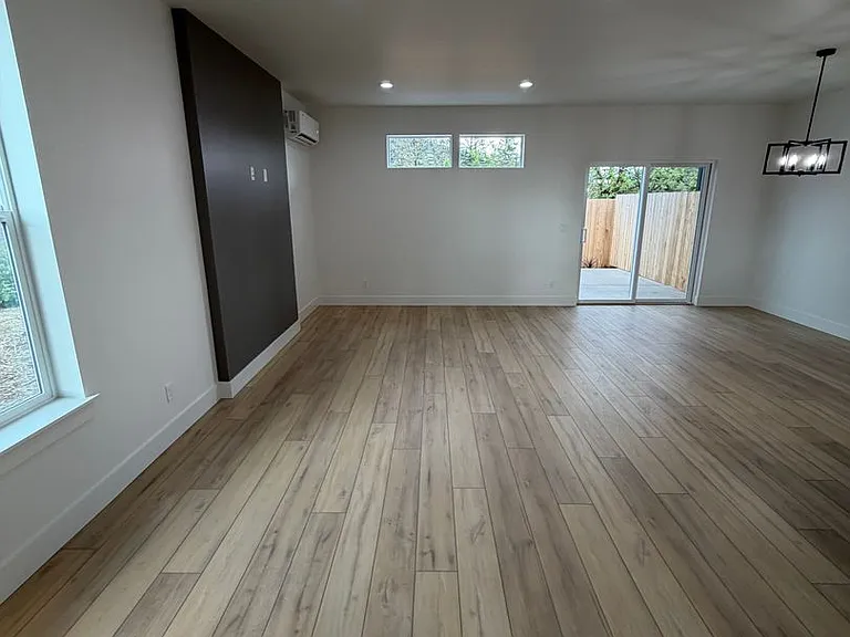 300 Seven Oaks Ln — Photo 12