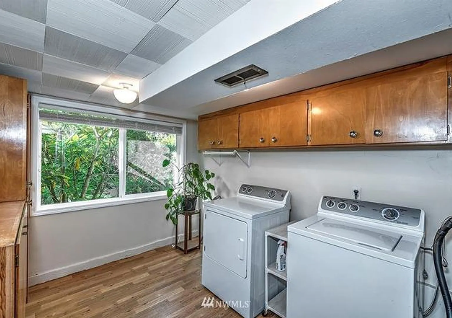 3-Bedroom Lynnwood Home Near Light Rail with Central A/C & Backyard Oasis — Photo 2