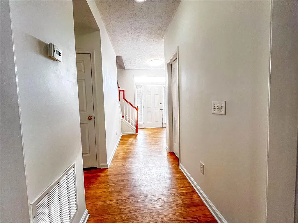 4 bed, 2.5 bath, 2294 sqft, $2,450 — Photo 3