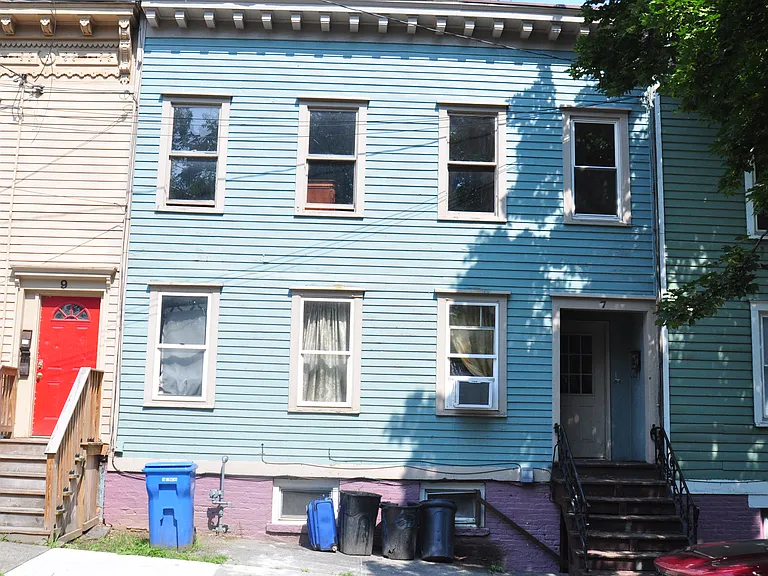7 Teunis St #1 — Photo 1