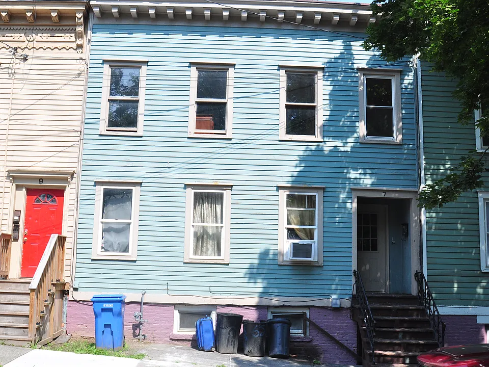 7 Teunis St #1