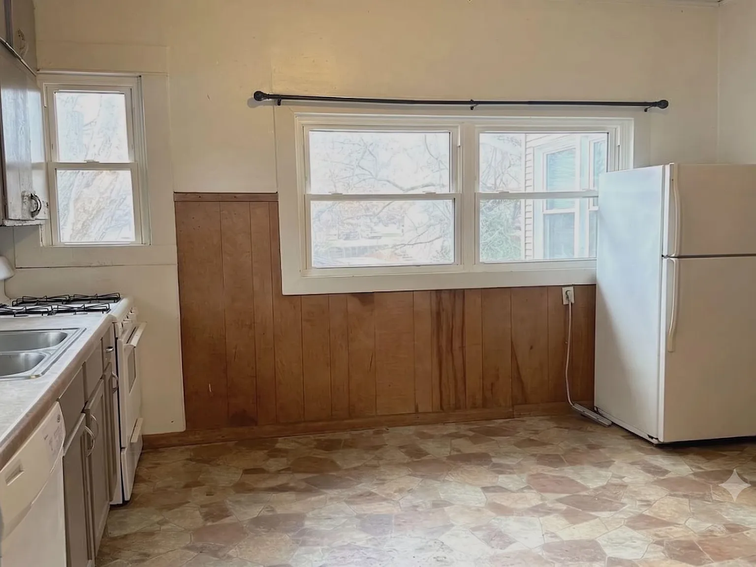 2 bed, 1.0 bath, 2734 sqft, $520 — Photo 2