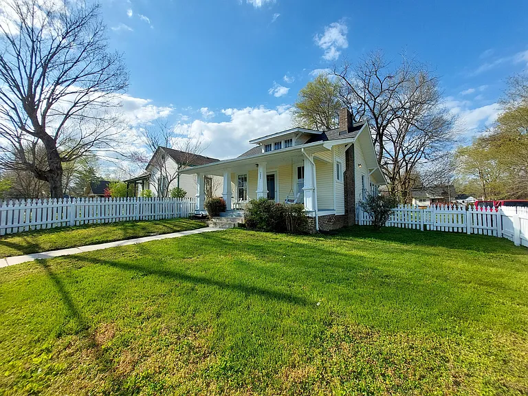 203 Riverside Dr — Photo 2