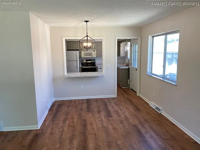 903 Roselawn Dr — Photo 6