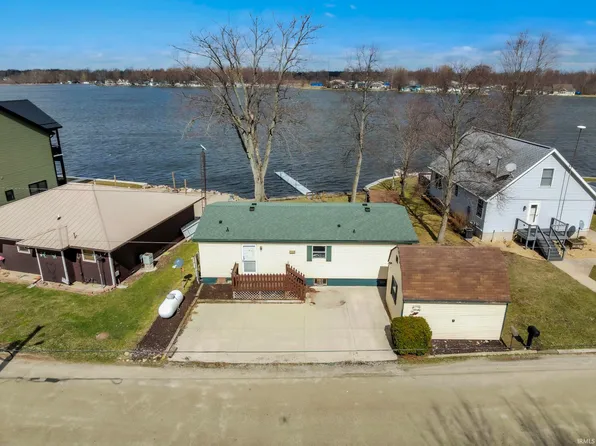 56 W Waldron Lake Dr, Wawaka, IN 46794