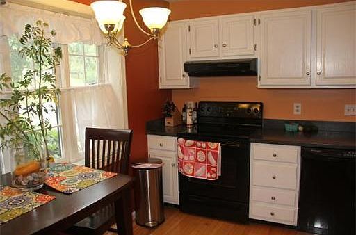 3rd image of 135 Laurelwood Dr