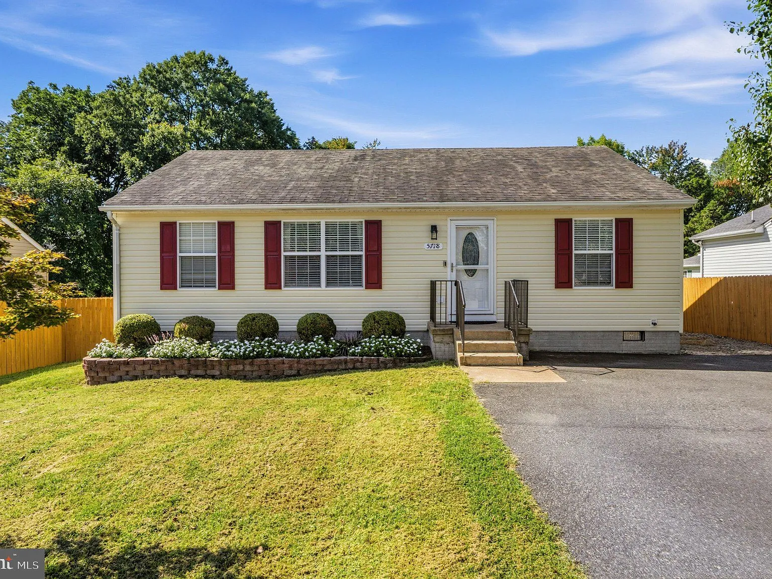 3 bed, 2.0 bath, 1120 sqft, $2,200 — Photo 2
