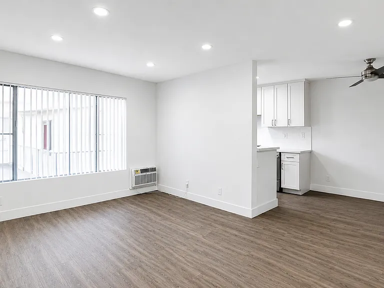 2233 S Ridgeley Dr #303 — Photo 4