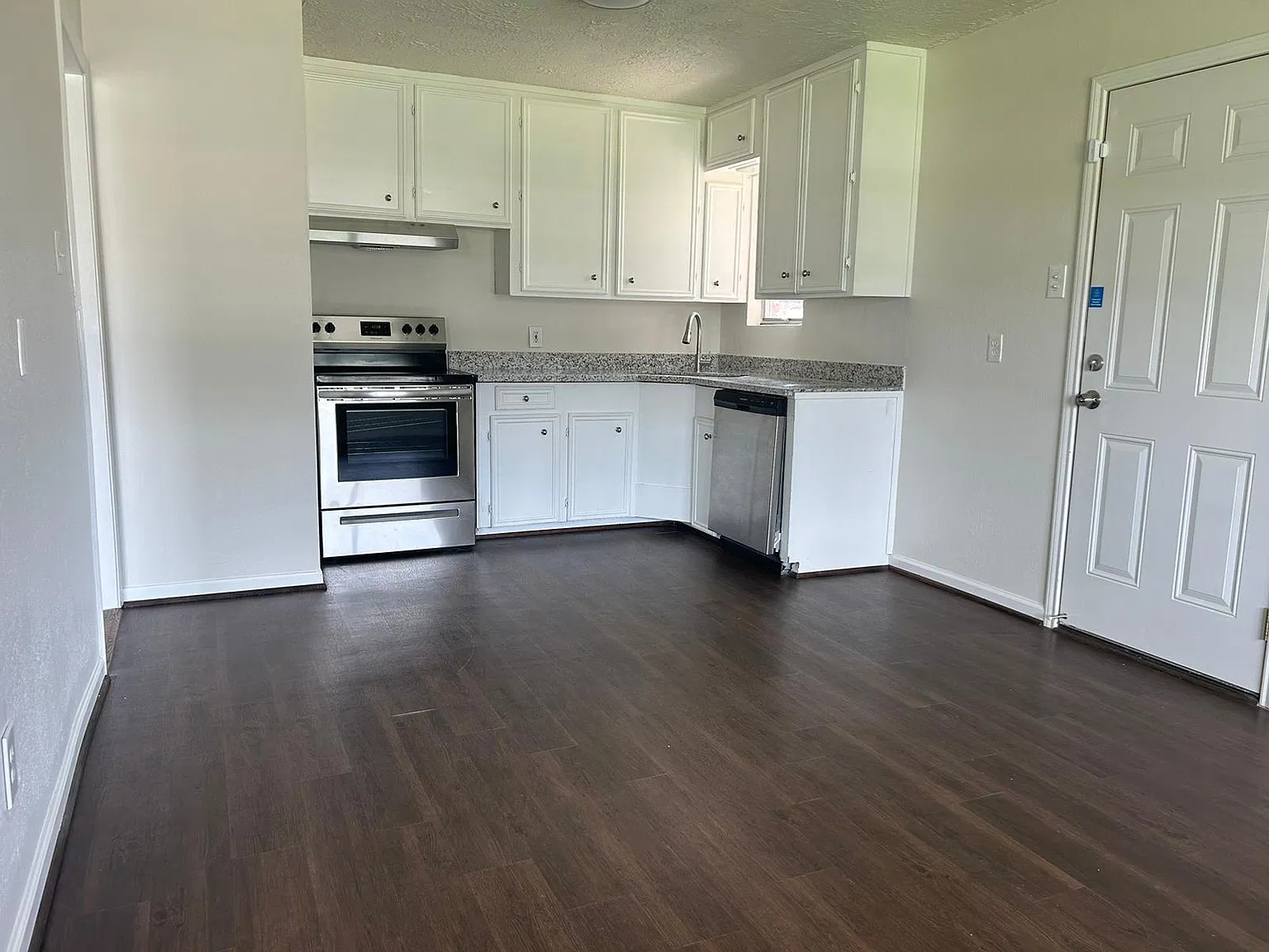 3 bed, 1176 sqft, $1,900 — Photo 3